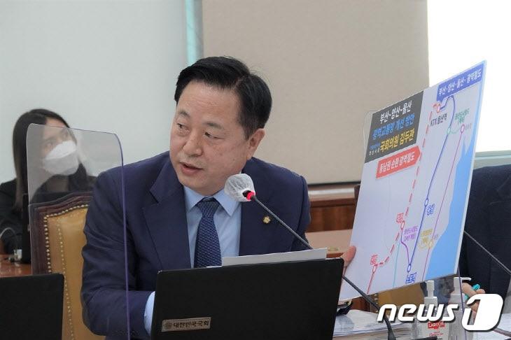 본문 이미지 - 김두관 국회의원이 부산~양산~울산 광역교통망 개선방안을 설명하고 있다. (김두관 의원실 제공)