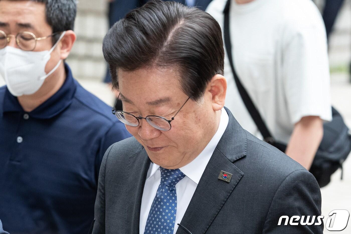 이재명 더불어민주당 대표가 2일 서울 서초구 서울중앙지방법원에서 열린 공직선거법위반 공판에 출석하고 있다. 2023.6.2/뉴스1 ⓒ News1 유승관 기자