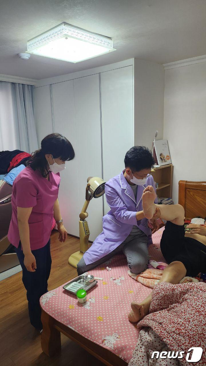 본문 이미지 - 광주 남구 통합돌봄 서비스 신청자가 집에서 의료진으로부터 진료를 받고 있다.(광주 남구청 제공) 2023.6.2/뉴스1