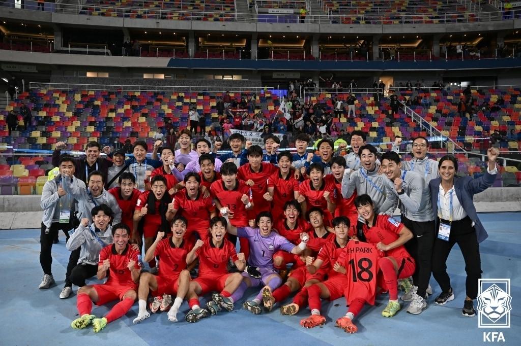 본문 이미지 - 2일(한국시간) 아르헨티나 산티아고 델 에스테로 스타디움에서 열린 '2023 FIFA U20 월드컵' 대한민국과 에콰도르의 경기에서 3대2로 승리해 8강 진출에 성공한 대표팀 선수들이 김은중 감독을 비롯한 코치진과 함께 기념촬영을 하고 있다.(대한축구협회 제공) 2023.6.2/뉴스1