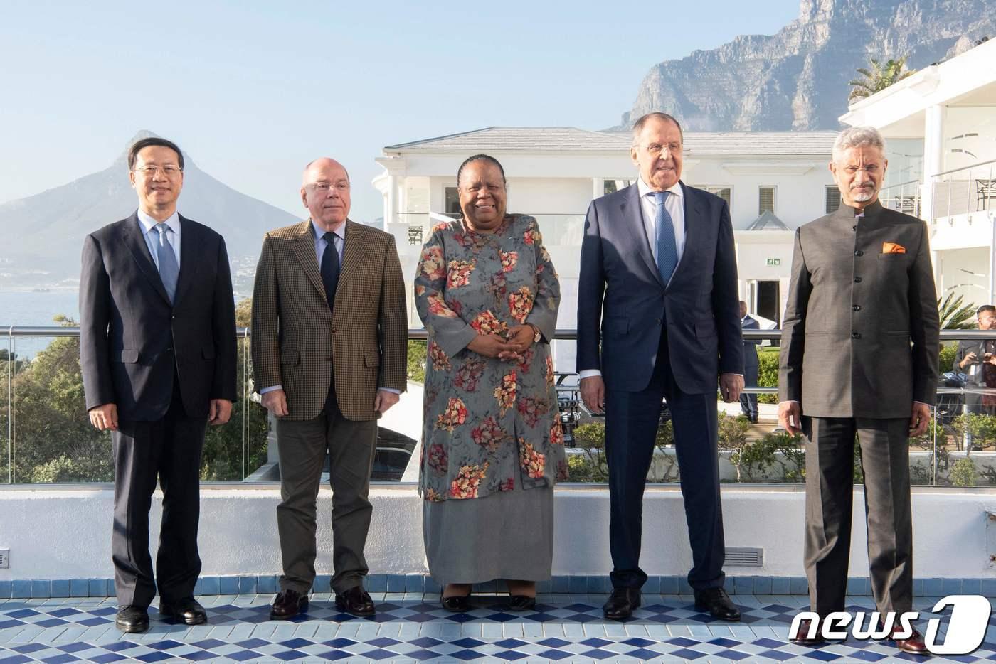 본문 이미지 - 세르게이 라브로프 러시아 외무장관과 마자오쉬 중국 외교부 부부장, 마우로 비에이라 브라질 외교장관, 나레디 판도르 남아프리카공화국 외무장관, 수브라마냠 자이샨카르 인도 외무장관이 1일(현지시간) 남아공 케이프타운에서 열린 브릭스 외교 장관 회의 중 사진을 찍고 있다. ⓒ AFP=뉴스1 ⓒ News1 우동명 기자
