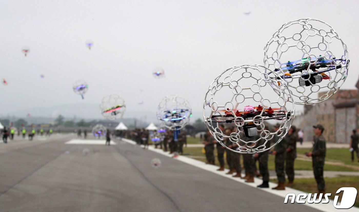 경기 양주시 가납리비행장에서 열린 '2023 아미 타이거(Army TIGER) 드론봇 페스티벌'에서 군 장병들과 시민들이 드론을 조종하고 있다.  2023.6.2/뉴스1 ⓒ News1 구윤성 기자