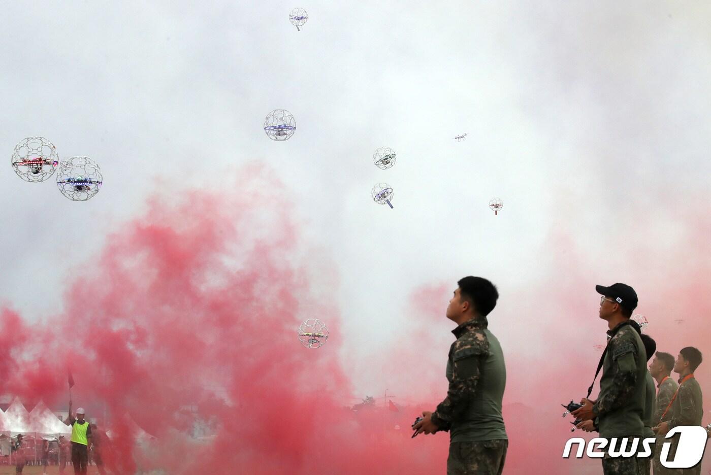 본문 이미지 - 지난 2일 오전 경기도 양주시 가납리비행장에서 열린 '2023 아미 타이거(Army TIGER) 드론봇 페스티벌'. 2023.6.2/뉴스1 ⓒ News1 구윤성 기자