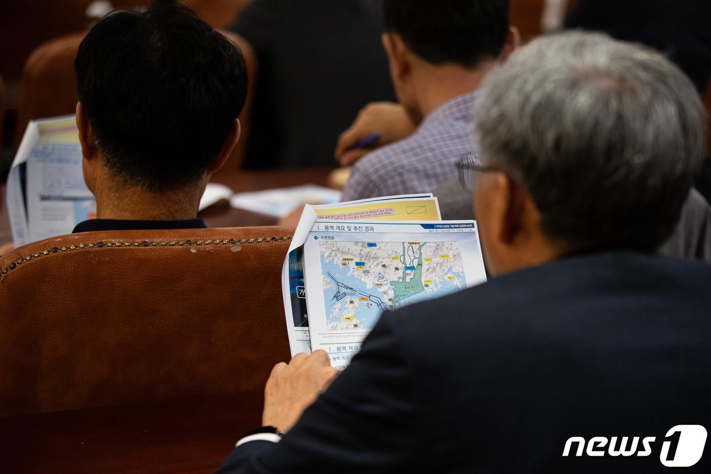 2일 서울 강남구 건설회관에서 열린 가덕도신공항 기본계획 2차 설명회에서 참석자들이 기본계획 용역 중간검토 결과를 경청하고 있다. 2023.6.2/뉴스1 ⓒ News1 유승관 기자