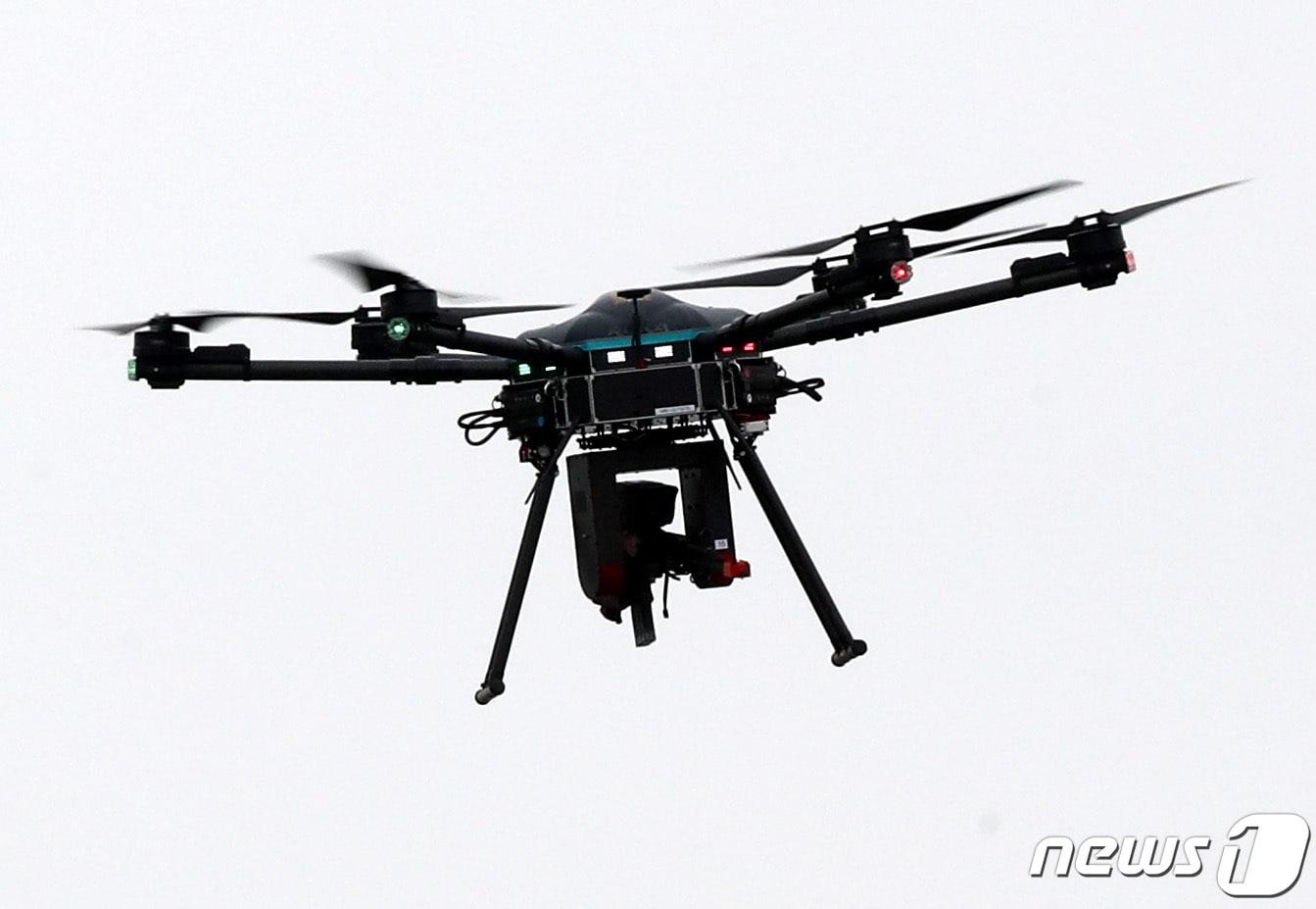 본문 이미지 - 소총을 장착한 전투 드론. 2023.6.2/뉴스1 ⓒ News1 구윤성 기자