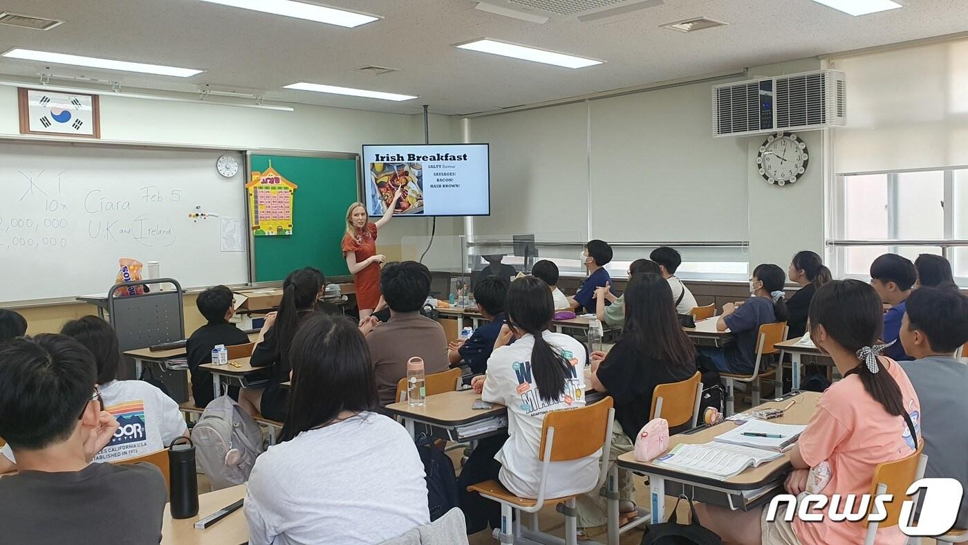 본문 이미지 - 충북교육청 국제교육원(원장 이광우) 세계시민교육부는 2일 서현초등학교 5, 6학년 학생 128명을 대상으로 '찾아가는 감동영어교실 1기'를 운영했다.(충북교육청 제공)/ 뉴스1