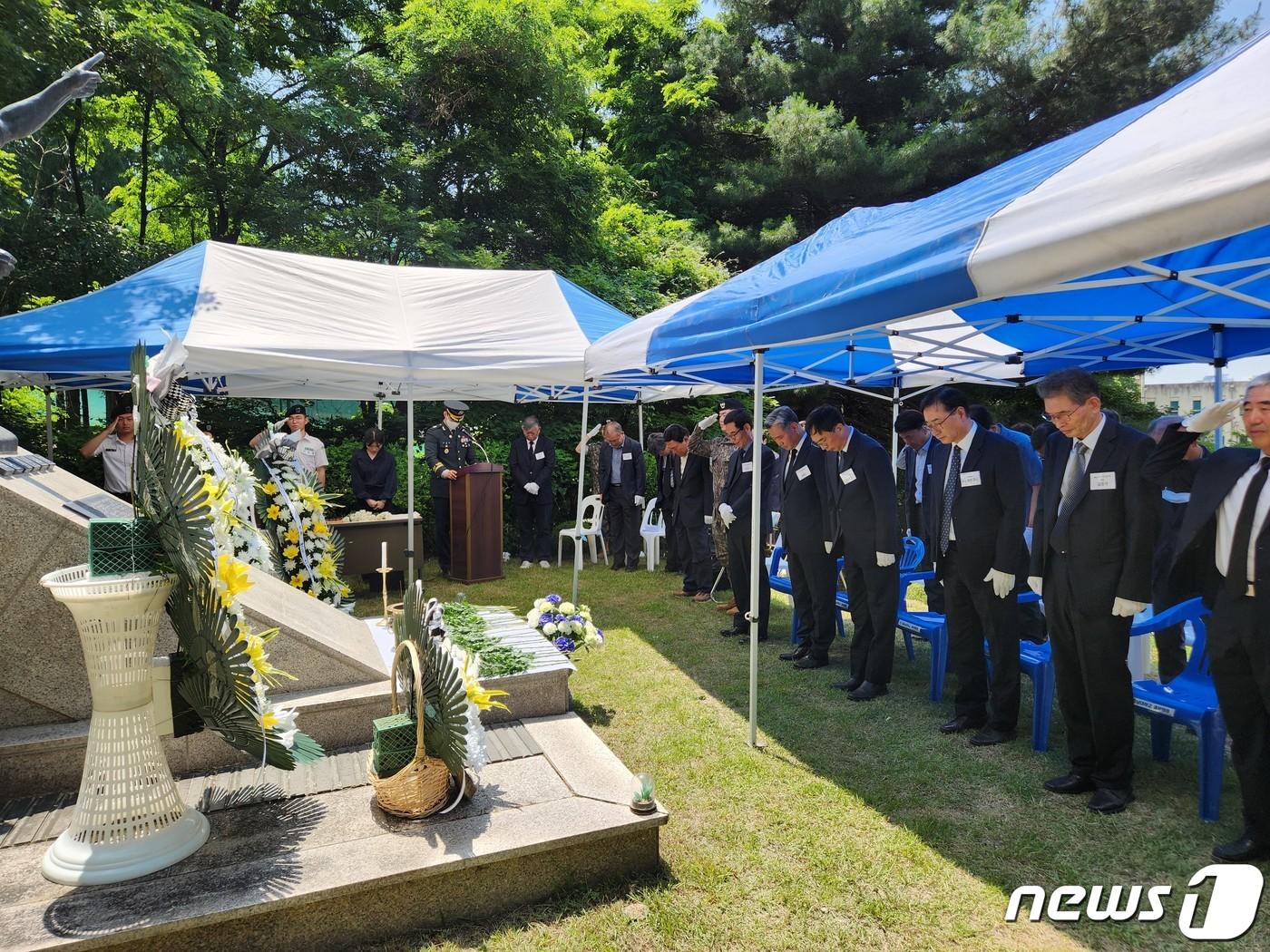 본문 이미지 -  2일 충남대에서 '제43주기 고(故) 권영주 중위 추모 행사'가 열려 참석자들이 묵념을 하고 있다.(충남대 제공)/뉴스1 