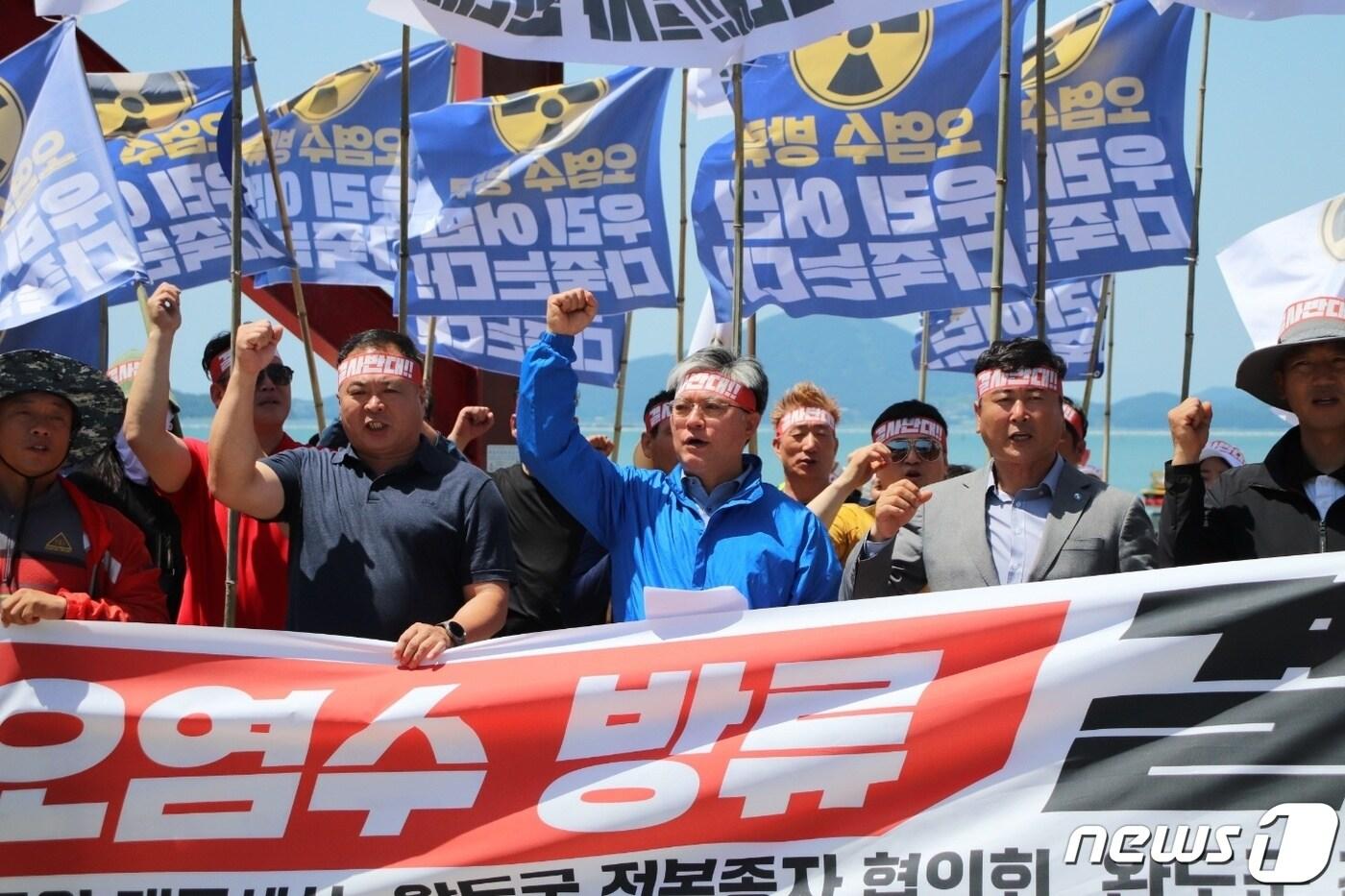 본문 이미지 - 전남 완도 어업인들이 2일 오전 완도군 고금면 항동 선착장 인근에서 후쿠시마 오염수 방류저지를 위한 해상선박시위를 진행했다. (대동세상 제공)/뉴스1 ⓒ News1 