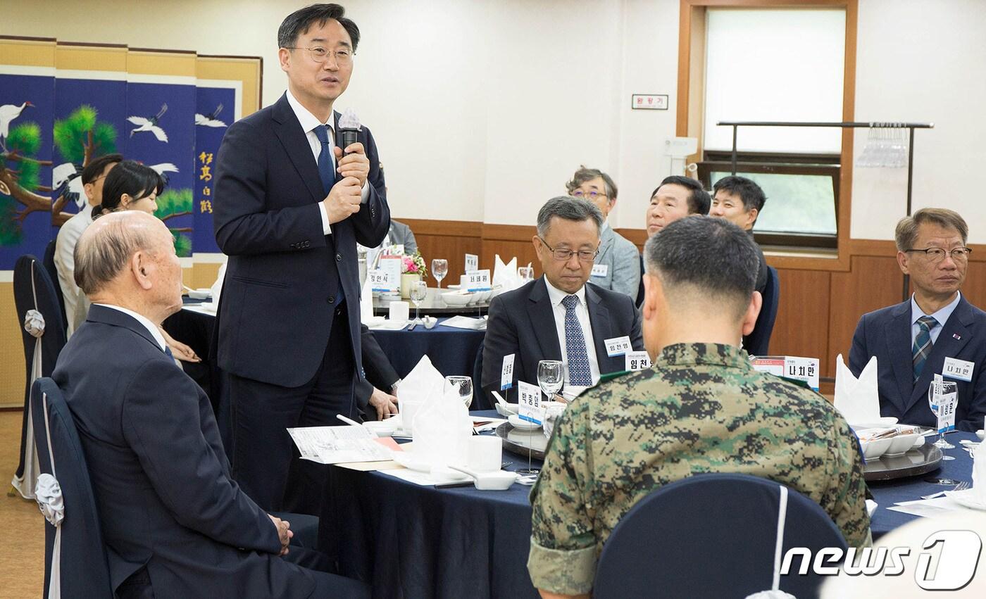 본문 이미지 - 신범철 국방부 차관이 2일 서울 용산구 육군회관에서 6·25전쟁에 참전했던 비정규군 공로자 및 유족, 관련 단체장 등과 오찬 간담회를 하고 있다. (국방부 제공) 2023.6.2/뉴스1
