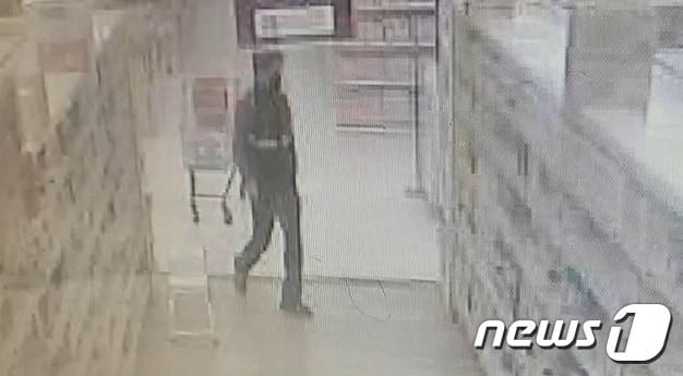 본문 이미지 - 지난 3월 23일 강원 원주시 관설동의 한 마트에서 분유를 고르고 있는 고탁민 원주경찰서 치악지구대 경사. (강원경찰청 제공) 2023.6.2/뉴스1