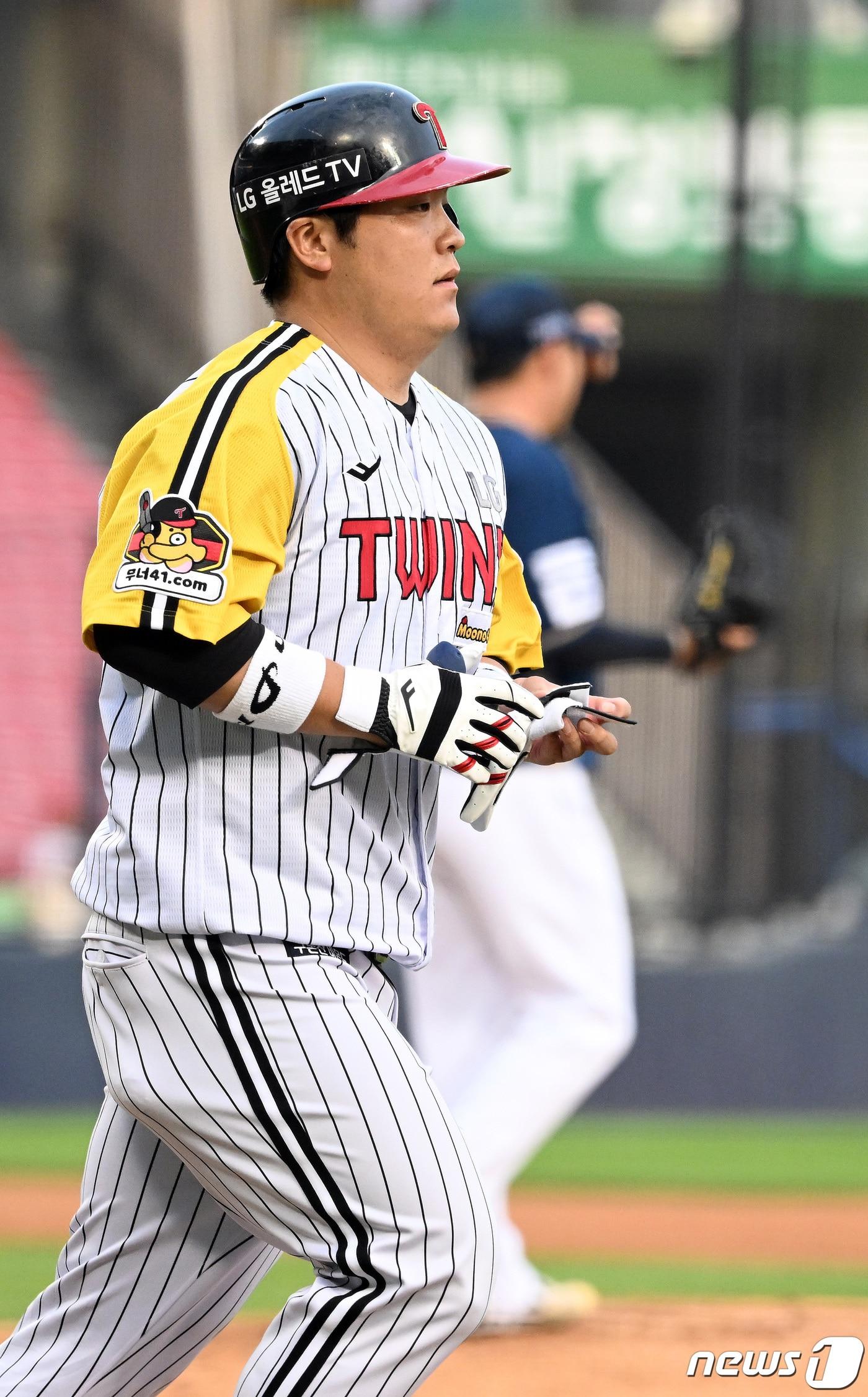 본문 이미지 - 2일 오후 서울 송파구 잠실야구장에서 열린 2023 신한 SOL KBO리그 NC 다이노스와 LG 트윈스의 경기, 3회말 1사 주자없는 상황 LG 김기연이 볼넷을 얻어 출루하고 있다. 2023.6.2/뉴스1 ⓒ News1 이동해 기자