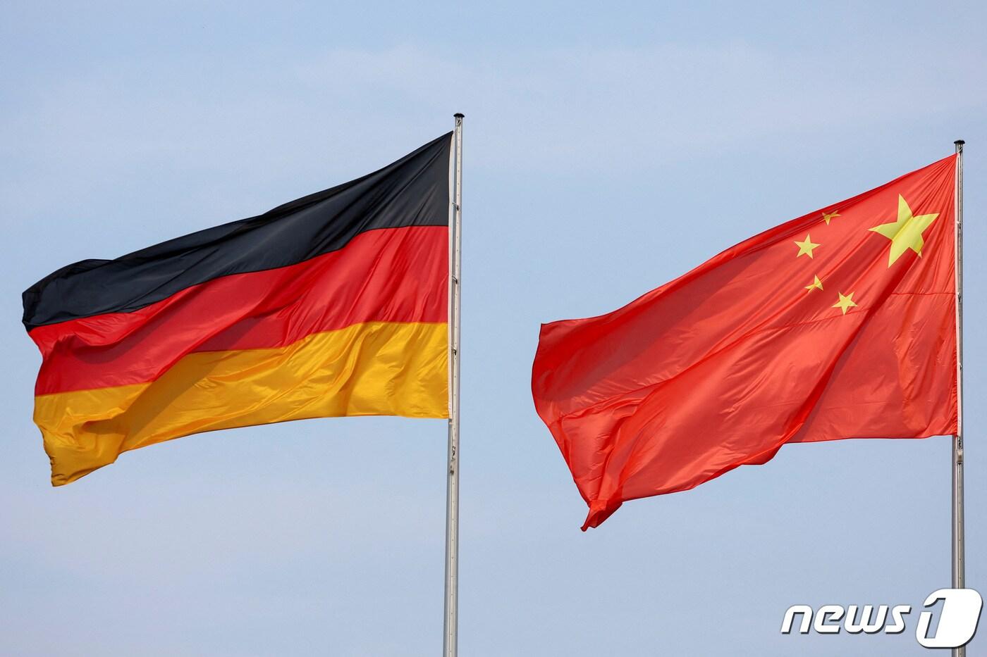 리창 중국 총리가 독일 베를린에 방문해 올라프 숄츠 독일 총리와 만나는 동안 독일 국기와 중국 오성홍기가 게양돼 있다. 2023.6.19 ⓒ 로이터=뉴스1 ⓒ News1 강민경 기자