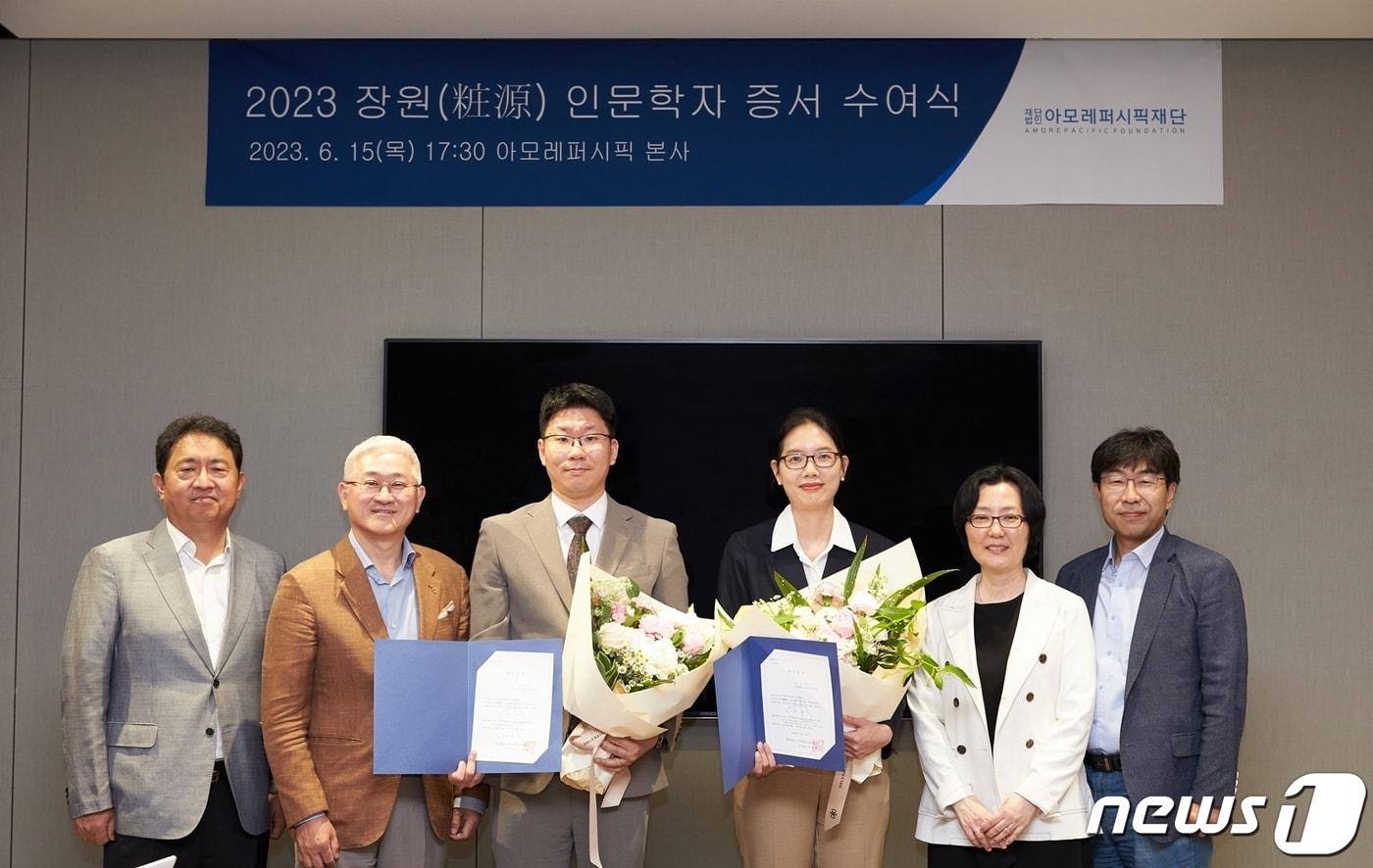 왼쪽부터 아모레퍼시픽재단 이석재 이사, 서경배 이사장, 이재경 연구자, 한유나 연구자, 민은경 이사, 구범진 이사(아모레퍼시픽재단제공)