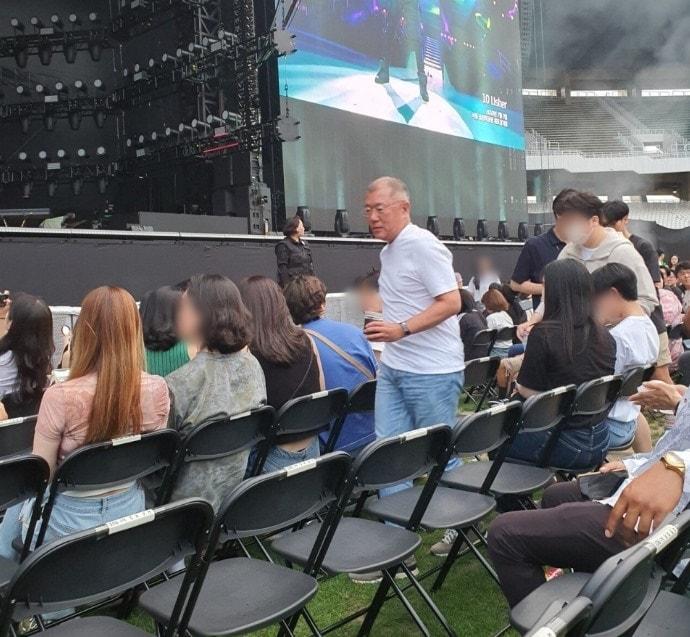 본문 이미지 - '현대카드 슈퍼콘서트 27 브루노 마스' 공연에 참석한 정의선 현대자동차그룹 회장/ 사진출처=온라인 커뮤니티 갈무리