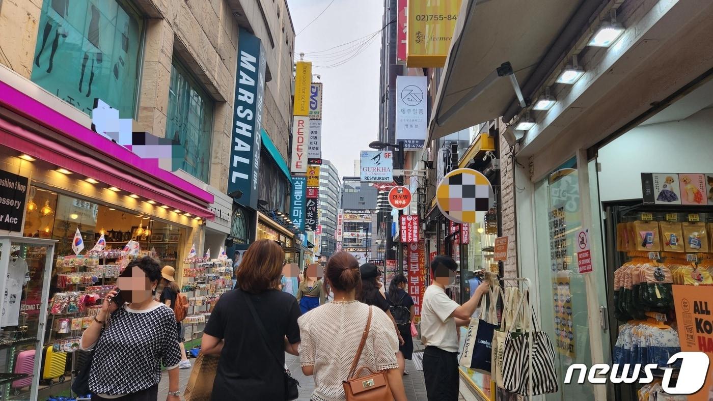 본문 이미지 - 19일 명동 거리. 가게들이 에어컨을 튼 채 영업 중이다. ⓒ 뉴스1 김예원 기자