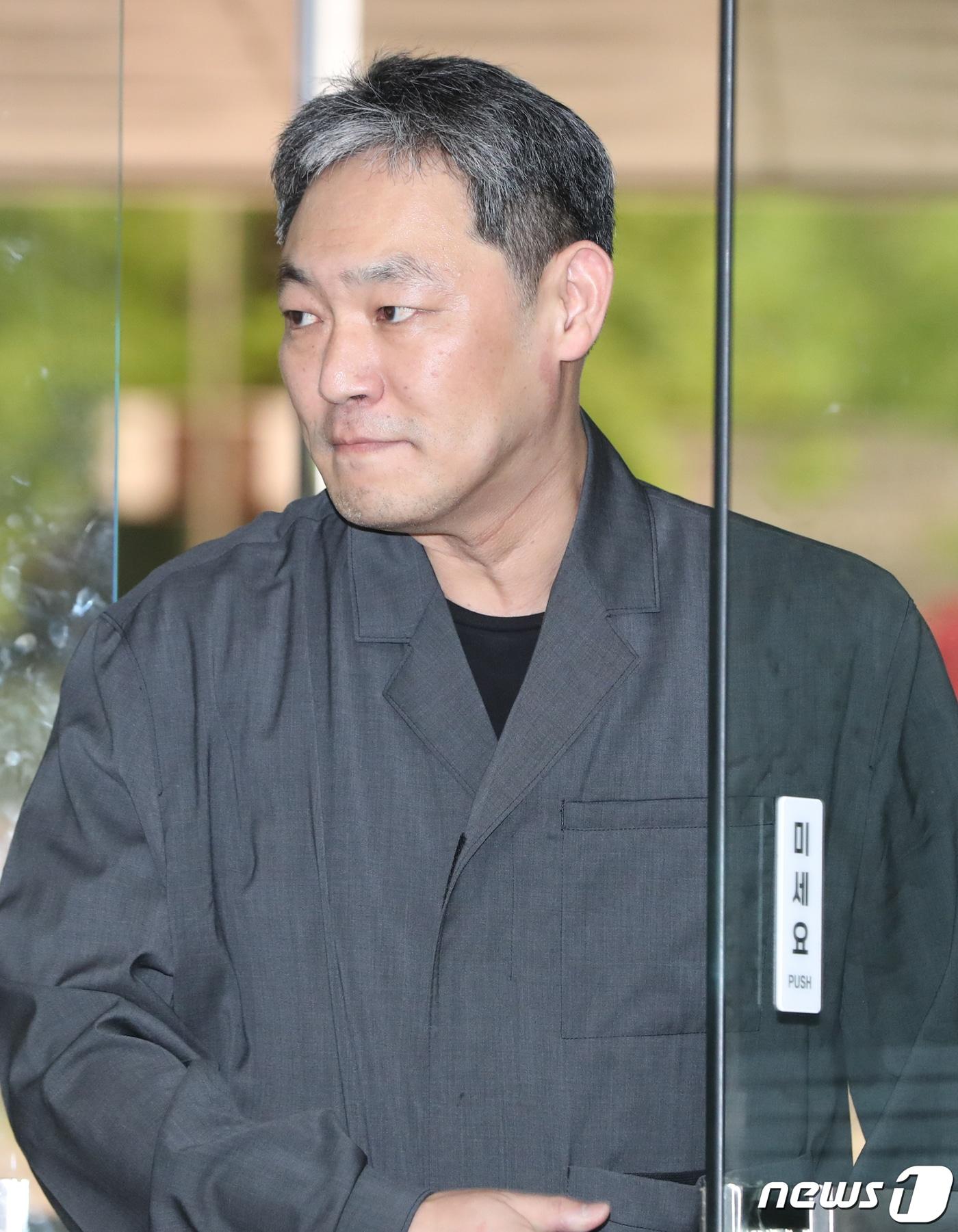 본문 이미지 - 정보통신망법상 명예훼손 혐의를 받는 김용호 전 스포츠월드 기자가 20일 서울 서초구 서울중앙지방법원에서 열린 선고 공판에 출석하고 있다. 조국 전 법무부 장관의 딸 조민 씨가 의학전문대학원에서 수입 스포츠카를 몰고 다닌다는 허위사실을 방송해 명예훼손 혐의로 재판에 넘겨진 가로세로연구소(가세연) 전현직 출연진 3명이 모두 무죄를 선고받았다. 2023.6.20/뉴스1 ⓒ News1 허경 기자