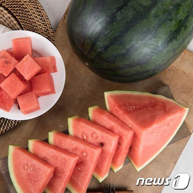 본문 이미지 -  ‘고창수박’이 현대백화점에서 진행한 특별 판매전에서 완판 기록을 세우며 대박을 냈다. 고창흑수박(고창군 제공)2023.6.20/뉴스1