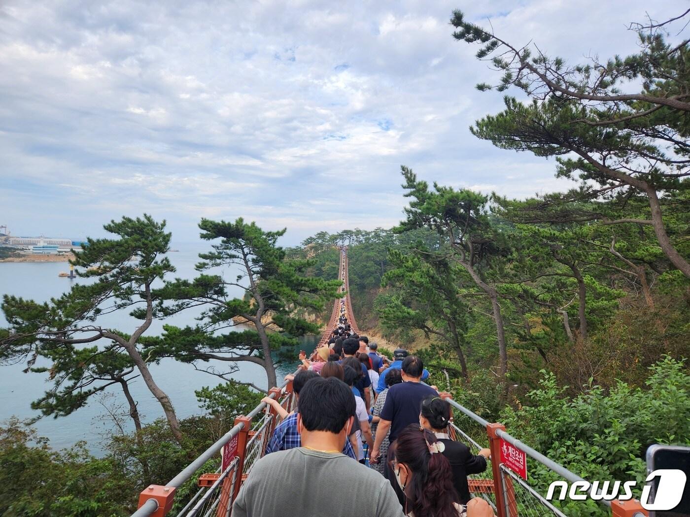 본문 이미지 - 2021년 7월을 시작으로 울산 대왕암출렁다리를 총 275만명의 관람객이 찾았다.(울산동구청제공)