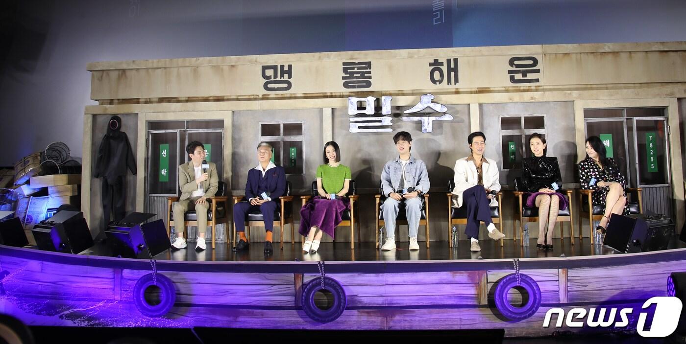 본문 이미지 - 류승완 감독(왼쪽부터)과 배우 김종수, 고민시, 박정민, 조인성, 염정아, 김혜수가 20일 서울 광진구 롯데시네마 건대입구에서 열린 영화 '밀수'(감독 류승완) 제작보고회에서 미소를 짓고 있다. '밀수'는 바다에 던져진 생필품을 건지며 생계를 이어가던 사람들 앞에 일생일대의 큰 판이 벌어지면서 휘말리는 해양범죄 활극이다. 2023.6.20/뉴스1 ⓒ News1 권현진 기자