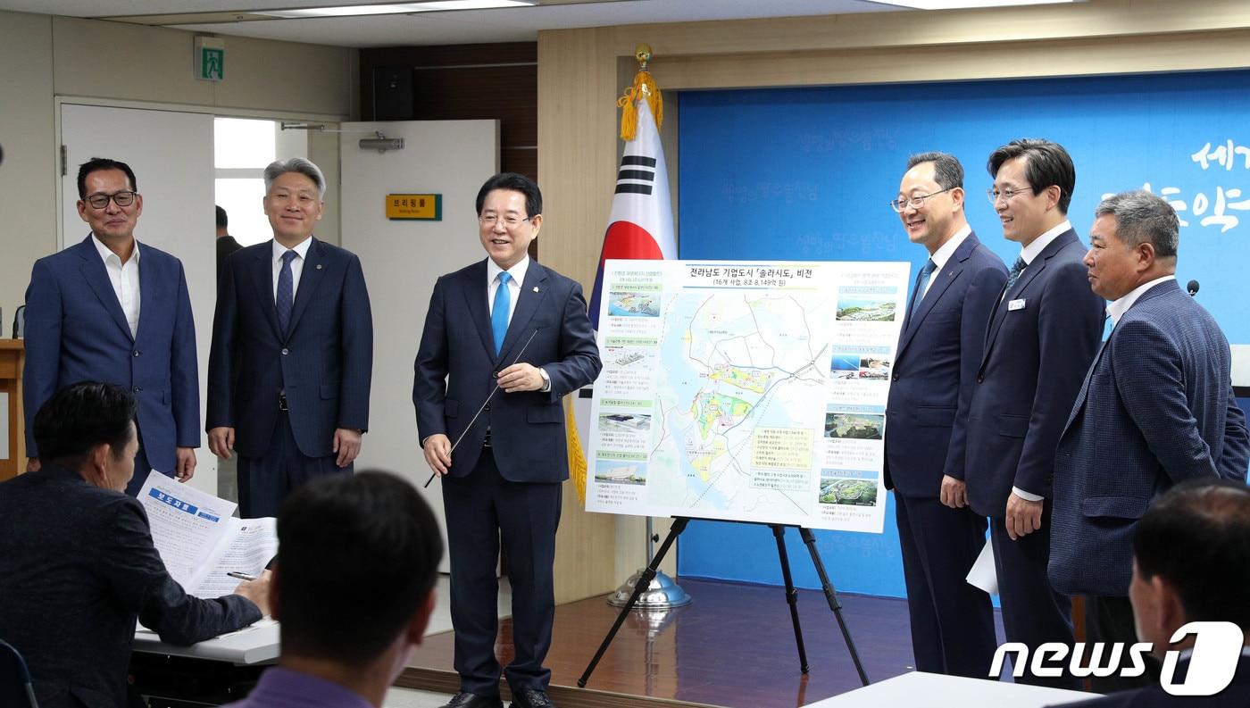 본문 이미지 - 김영록 전라남도지사가 20일 오전 도청 브리핑룸에서 친환경 재생에너지 산업벨트와 서남해안 광역 관광거점단지 구축에 대한 전라남도 솔라시도 기업도시 활성화 비전을 발표한 뒤 기자들의 질문에 답하고 있다.(전남도 제공) 2023.6.20/뉴스1