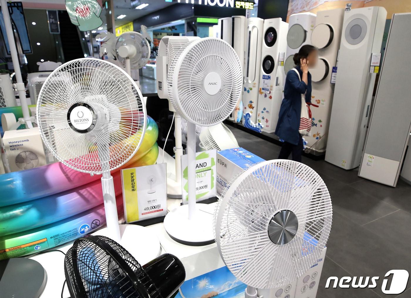 본문 이미지 - 서울 용산 전자랜드에 진열된 선풍기. 2023.6.20/뉴스1 ⓒ News1 구윤성 기자