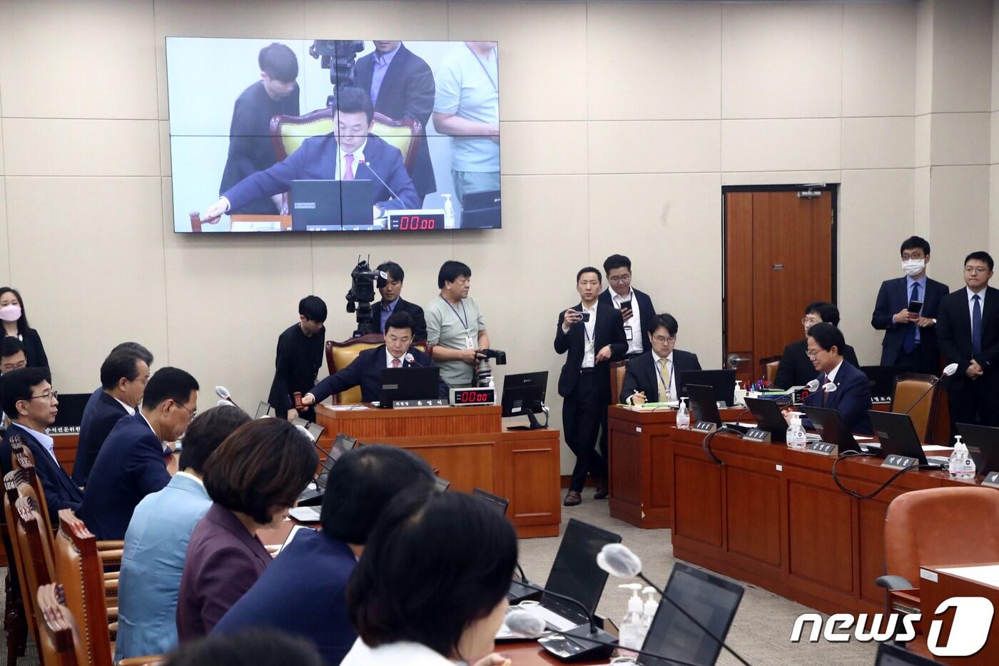 본문 이미지 - 윤영석 국회 기재위원장이 20일 오전 서울 여의도 국회에서 열린 기획재정위원회 전체회의에서 의사봉을 두드리고 있다 . 2023.6.20/뉴스1 ⓒ News1 황기선 기자