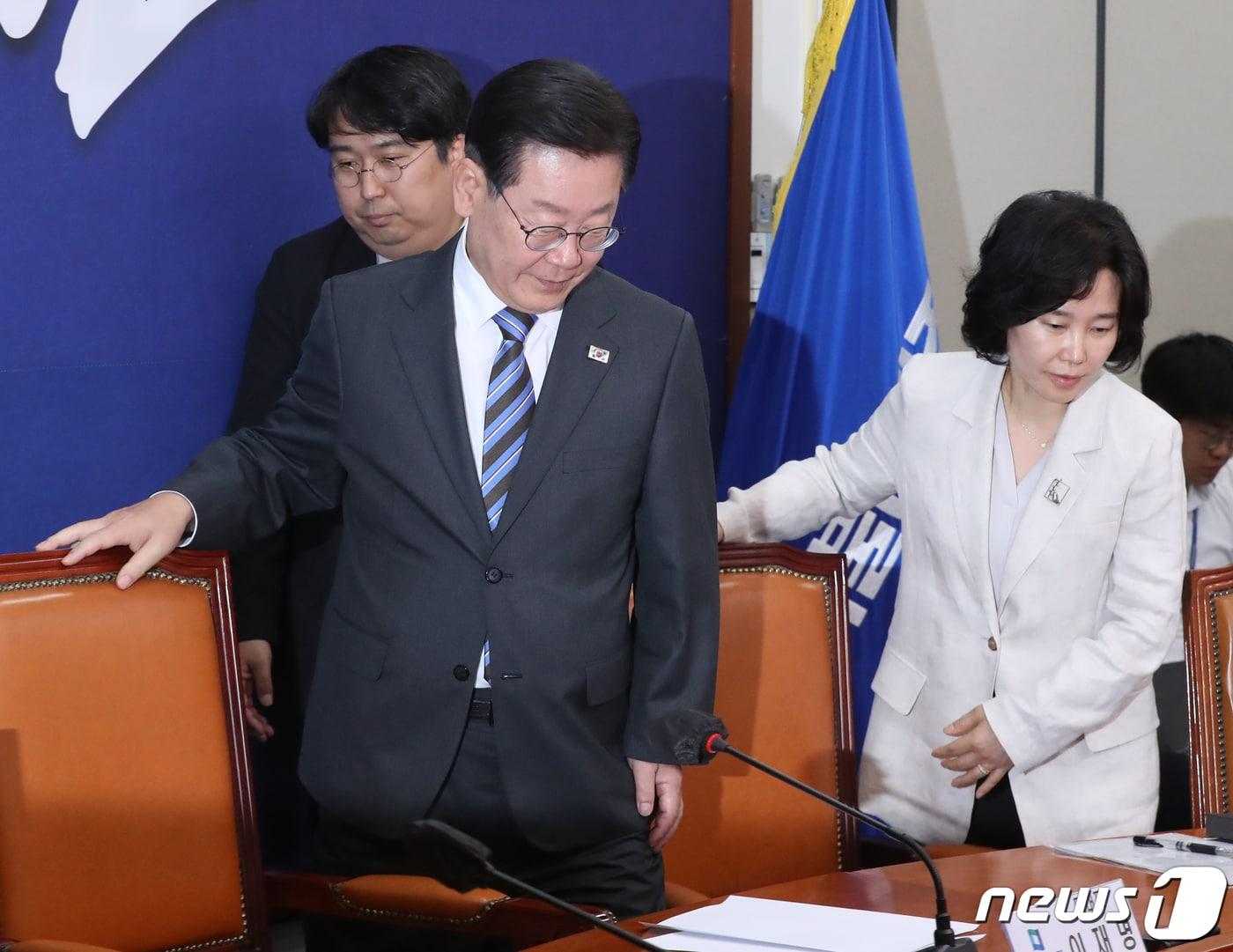 본문 이미지 - 이재명 더불어민주당 대표와 김은경 혁신위원장이 지난 6월20일 오전 서울 여의도 국회에서 열린 혁신기구 발족식에 참석 하고 있다./뉴스1 ⓒ News1 송원영 기자