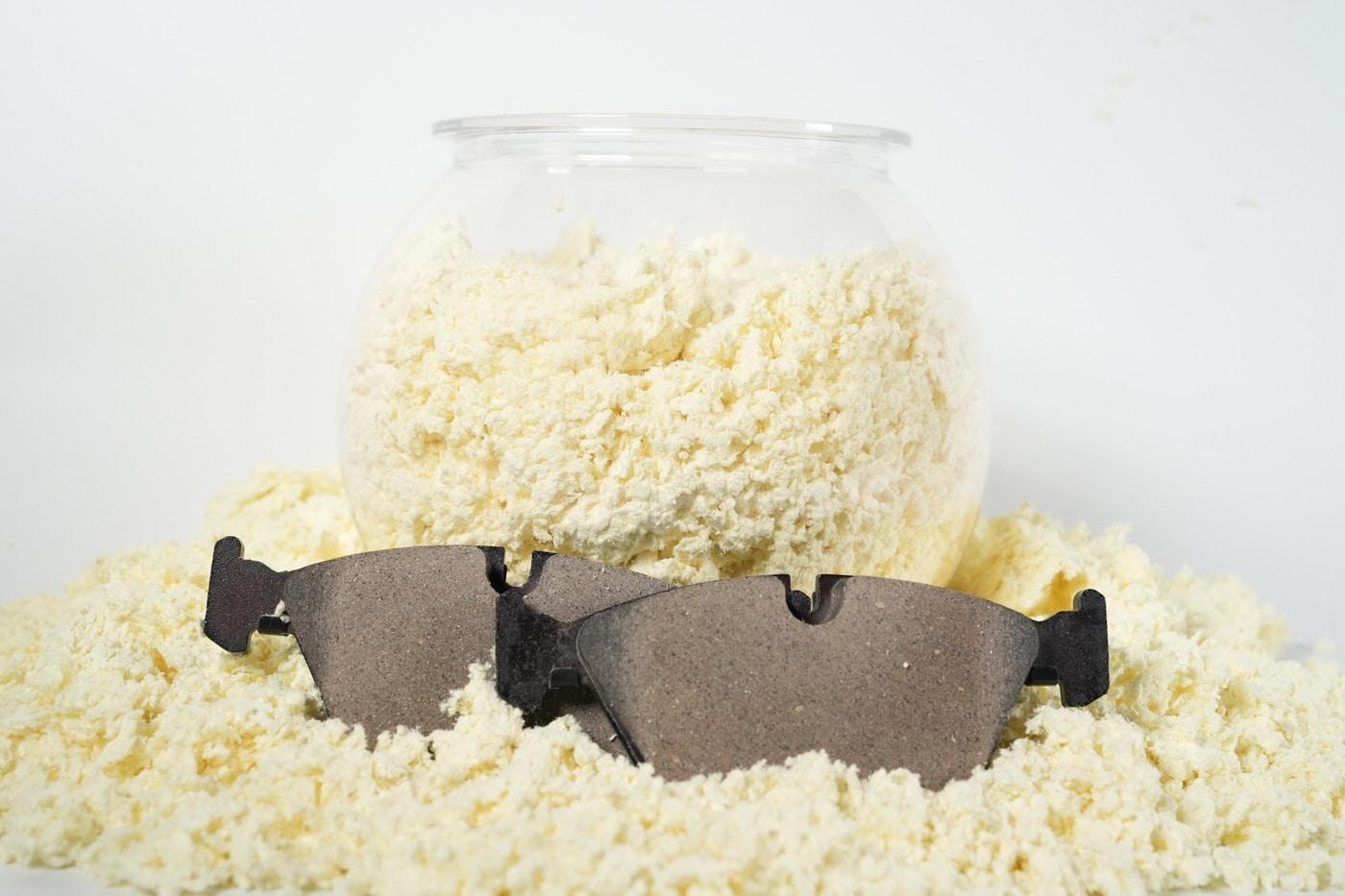 본문 이미지 - 코오롱인더스트리 아라미드 펄프와 자사 제품을 적용한 유기계(NAO) 브레이크 패드(코오롱인더스트리 제공)