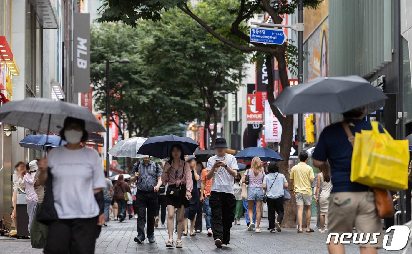 서울 도심에 비가 내린 20일 오후 서울 중구 명동거리에서 외국인 관광객들과 시민들이 발걸음을 재촉하고 있다. 2023.6.20/뉴스1 ⓒ News1 이재명 기자