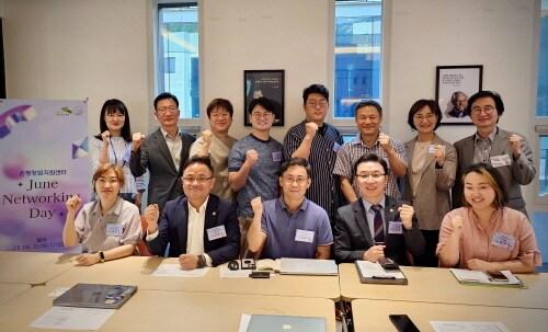 본문 이미지 - 신봉규(첫째줄 왼쪽에서 두 번째), 양기열(네 번째) 구의원 등이 참석한 은평창업지원센터 입주사 네트워킹 행사 기념촬영을 하고 있다. (은평창업지원센터 제공)