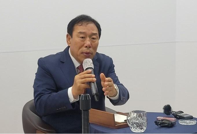 본문 이미지 - 최민호 세종시장이 20일 국회 세종의사당 건립과 관련한 입장을 밝히고 있다. / 뉴스1
