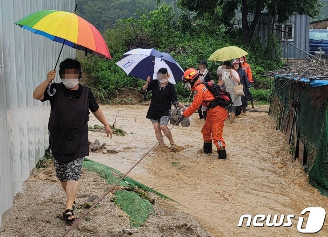 본문 이미지 - 지난해 6월 양주시 집중호우에 따른 주택침수 인명대피 구조 모습