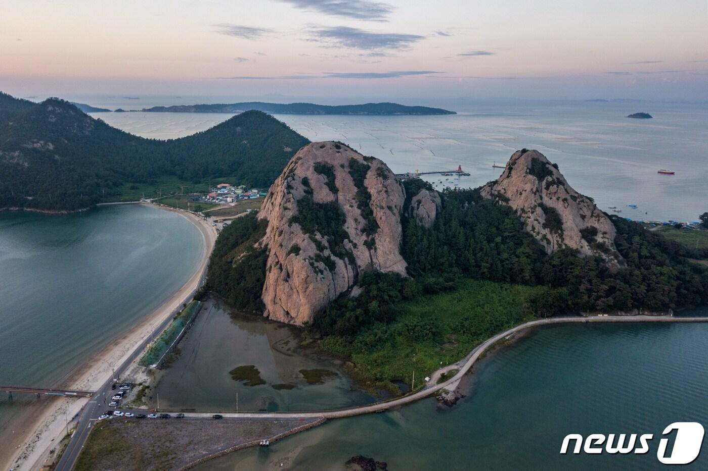 본문 이미지 - 전북 군산시 고군산군도에 자리한 선유도 망주봉.(환경부 제공) 2023.6.20/뉴스1