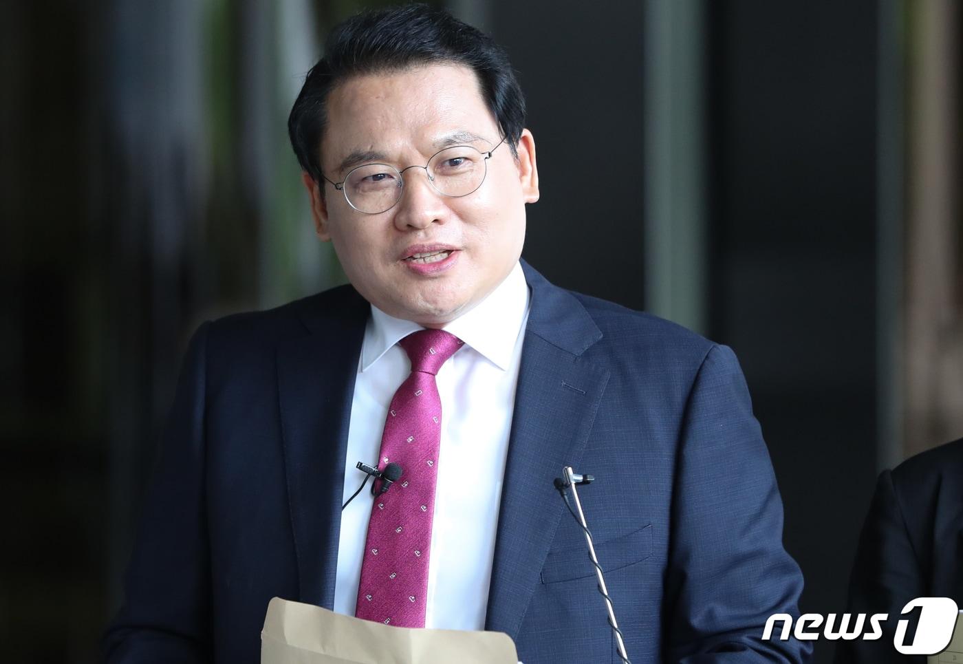 본문 이미지 - 이준석 국민의힘 전 대표에게 성 상납 등 접대를 한 의혹과 관련 참고인 신분으로 검찰 조사를 받는 김성진 아이카이스트 대표의 법률대리인인 강신업 변호사가 20일 오후 서초구 서울중앙지검 앞에서 기자회견을 하고 있다. 2023.6.20 ⓒ 뉴스1 허경 기자