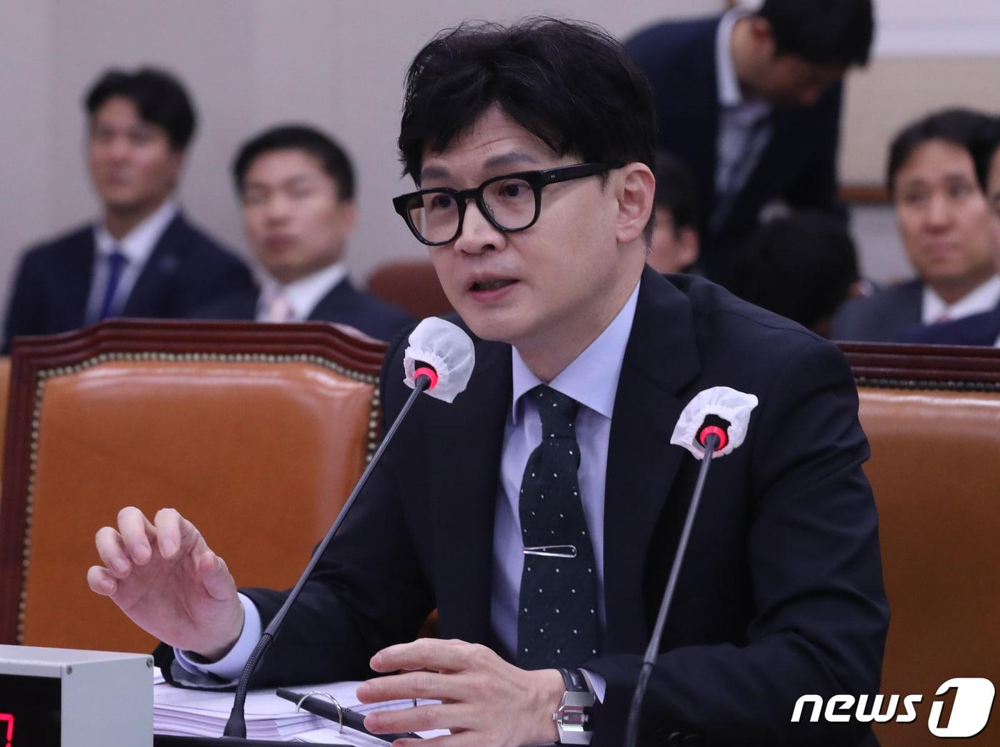 본문 이미지 - 한동훈 법무장관이 20일 오후 서울 여의도 국회에서 열린 법제사법위원회 전체회의에서 의원들의 질의에 답변 하고 있다. 2023.6.20/뉴스1 ⓒ News1 송원영 기자