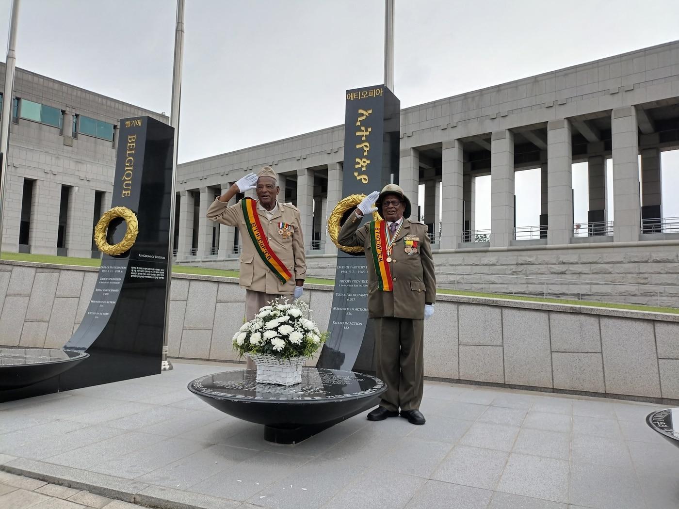 본문 이미지 - 에티오피아 참전명비에 헌화하는 에티오피아 6·25전쟁 참전용사들.(대한민국무공수훈자회 제공)