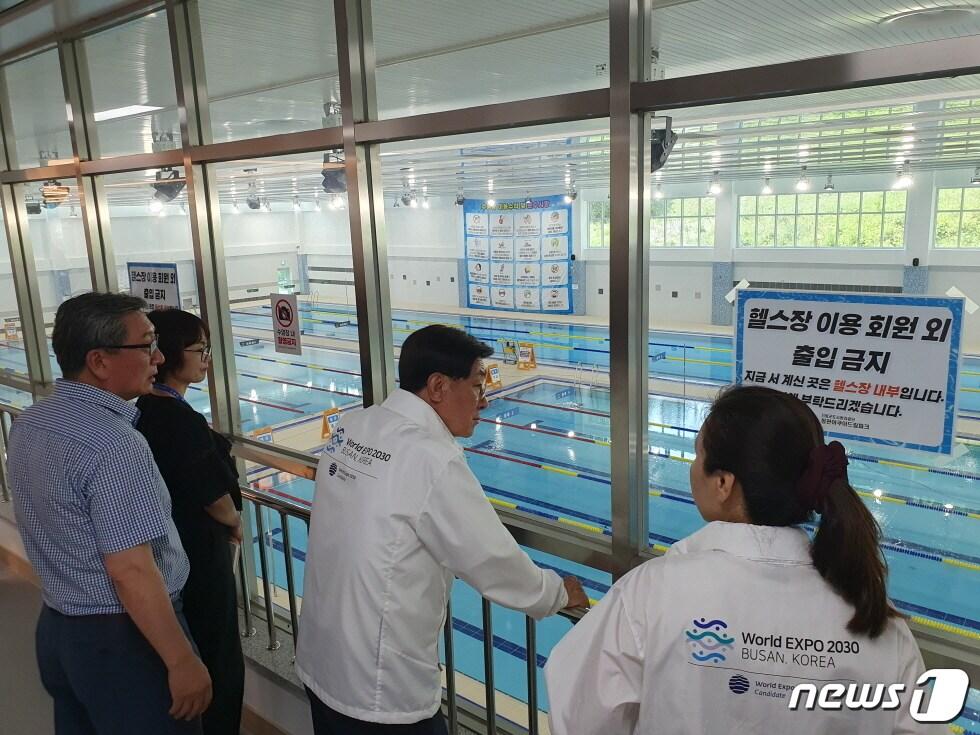 본문 이미지 - 정종복 기장군수가 정관아쿠아드림파크 재개장에 앞서 개장 준비상황을 점검하고 있다(기장군청 제공)