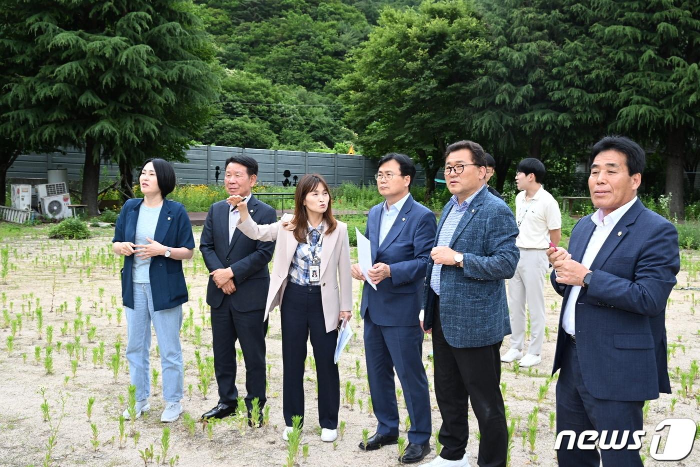 본문 이미지 - 20일 울주군의회 행정복지위원회가 관광과에 대한 행정사무감사에서 감사 중지를 선언하고 옛 길천초등학교 이천분교에 대한 현장 방문을 하고 있다.