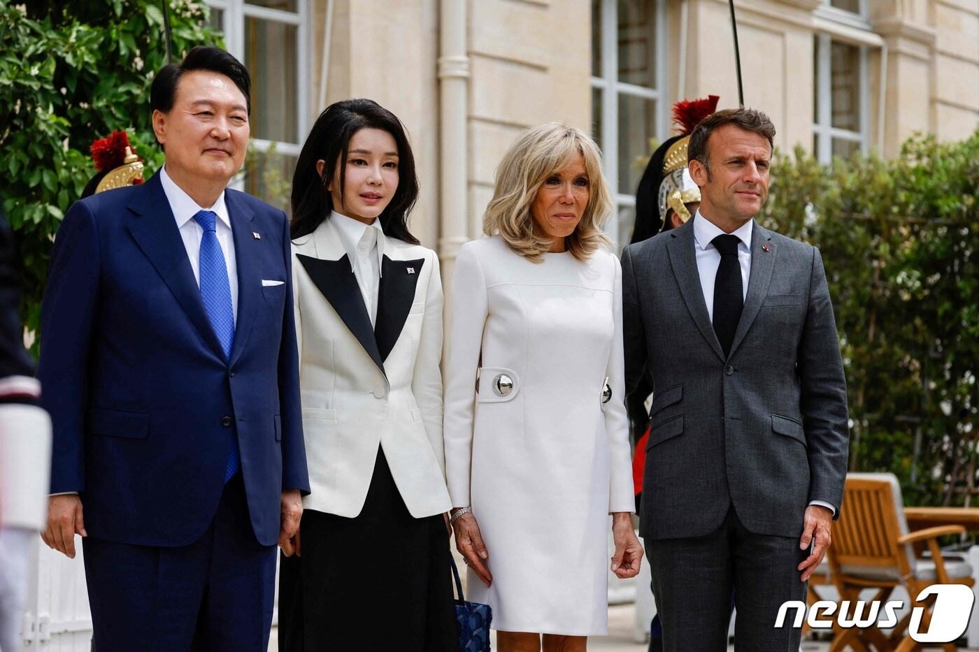 본문 이미지 - 윤석열 대통령과 김건희 여사, 에마뉘엘 마크롱 프랑스 대통령과 브리지트 마크롱 여사가 20일(현지시간) 프랑스 엘리제궁에서 열린 오찬 겸 정상회담에서 기념 촬영하고 있다. ⓒ AFP=뉴스1 ⓒ News1 안은나 기자