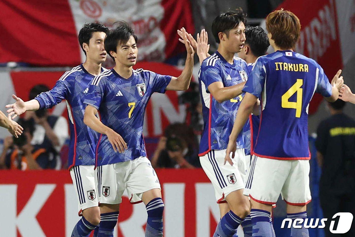 본문 이미지 - 페루를 상대로 승리한 일본 축구대표팀. ⓒ AFP=뉴스1
