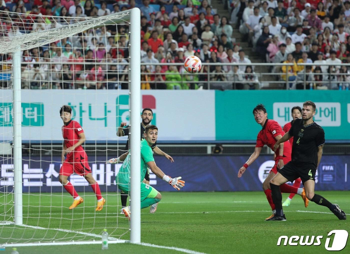 본문 이미지 - 이강인이 20일 대전 유성구 대전월드컵경기장에서 열린 하나은행 초청 대한민국과 엘살바도르의 축구 국가대표 평가전에서 황의조에게 크로스를 하고 있다. 2023.6.20/뉴스1 ⓒ News1 신웅수 기자