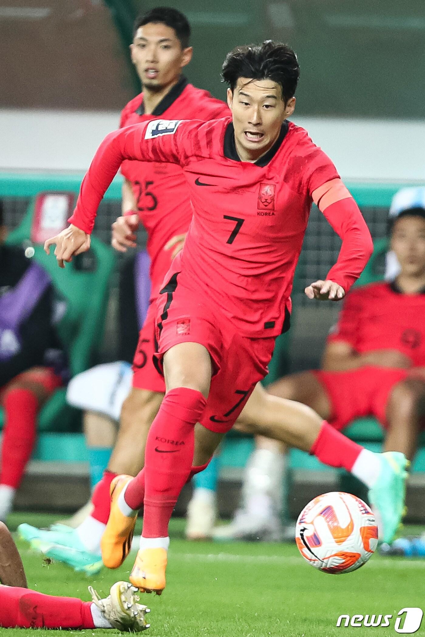 본문 이미지 - 손흥민이 20일 대전 유성구 대전월드컵경기장에서 열린 하나은행 초청 대한민국과 엘살바도르의 축구 국가대표 평가전에서 드리블하고 있다. 2023.6.20/뉴스1 ⓒ News1 유승관 기자