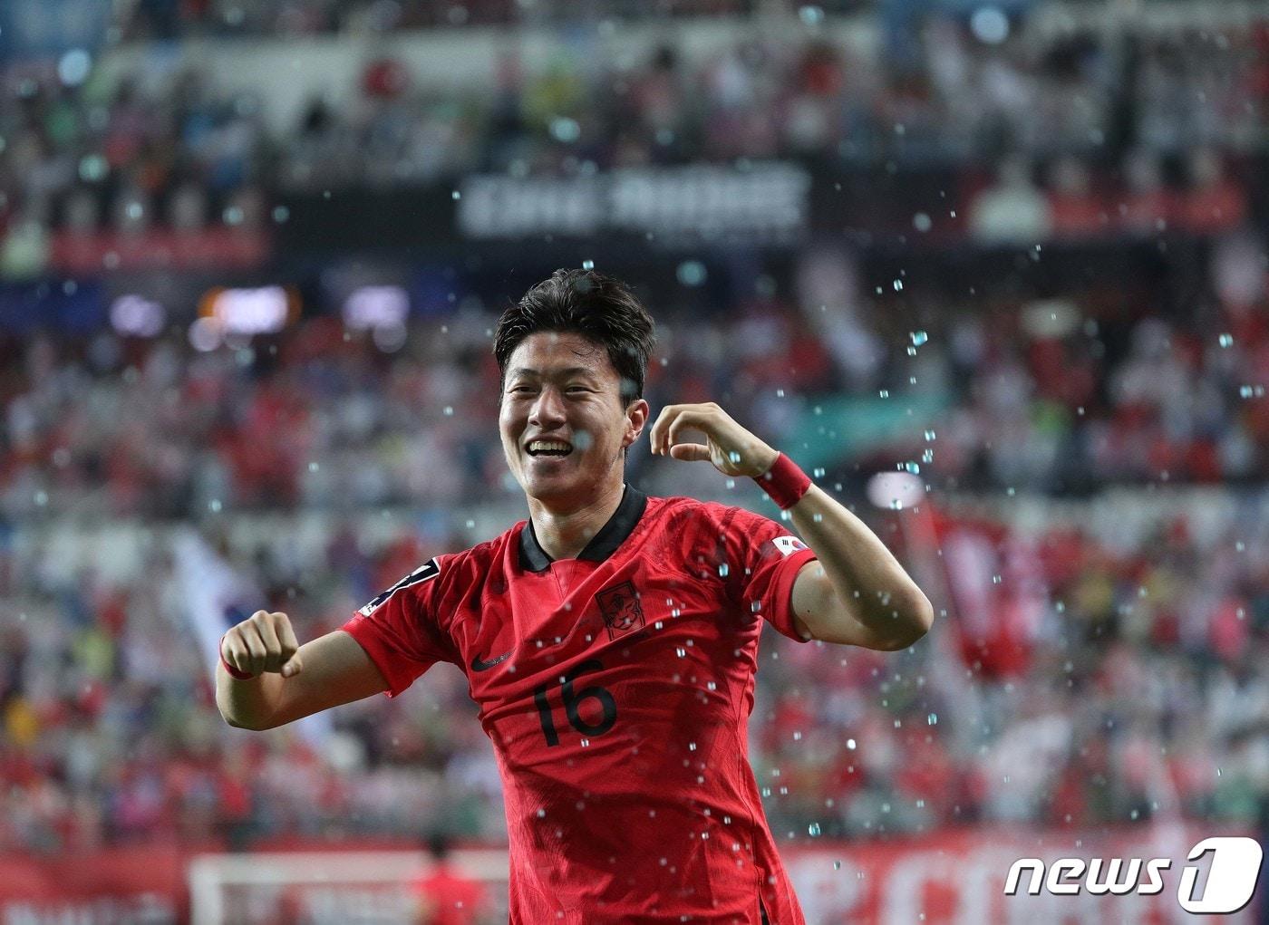 본문 이미지 - 황의조가 20일 대전 유성구 대전월드컵경기장에서 열린 하나은행 초청 대한민국과 엘살바도르의 축구 국가대표 평가전에서 첫 골을 성공시킨 후 세리머니를 하고 있다. 2023.6.20/뉴스1 ⓒ News1 신웅수 기자