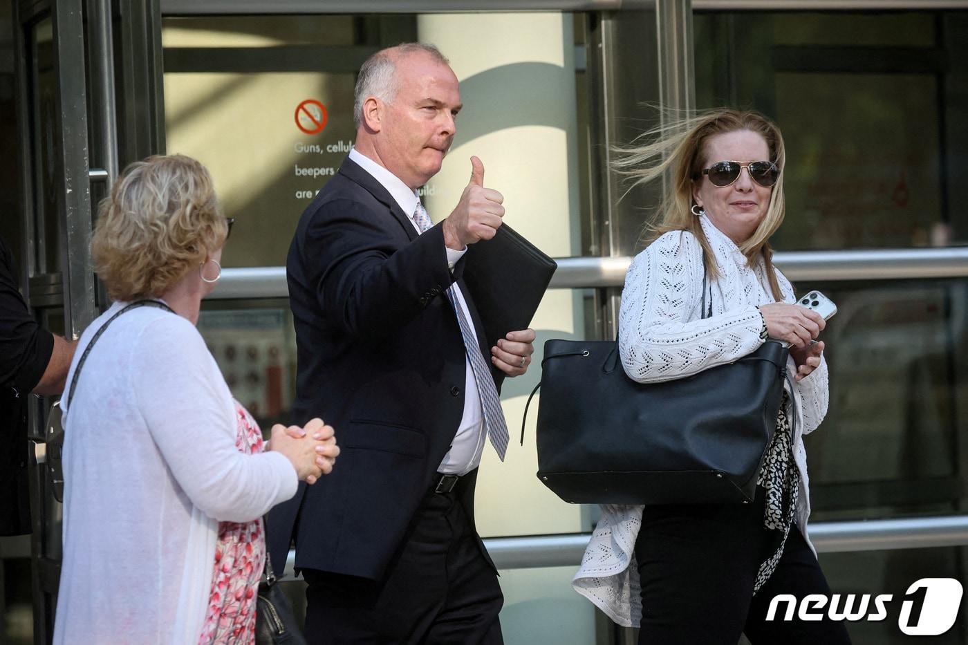 본문 이미지 - 전직 미국 경찰인 마이클 맥마흔(55)이 지난달 31일 뉴욕 브루클린 연방법원을 나오면서 엄지 손가락을 들어 보이고 있다. 맥마흔은 은퇴 후 사립 탐정으로 활동하며 미국 내 중국 인사들을 본국에 송환하는 이른바 '여우 사냥' 작전에 관여한 혐의를 받는다. 2023.5.31. ⓒ 로이터=뉴스1 ⓒ News1 김성식 기자