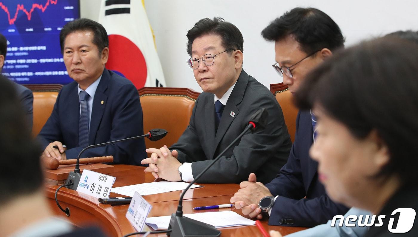 본문 이미지 - 이재명 더불어민주당 대표(왼쪽 두번째)가 21일 오전 서울 여의도 국회에서 열린 최고위원회의에서 생각에 잠겨 있다. 2023.6.21/뉴스1 ⓒ News1 임세영 기자