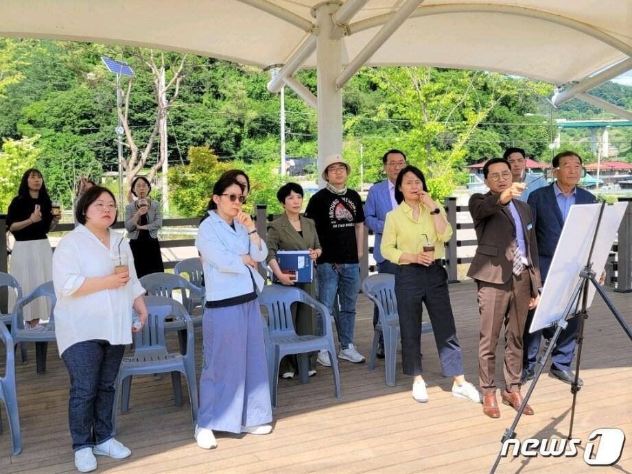 본문 이미지 - 보은군 안진수 기획감사실장이 회인면 일원 청년마을 사업 대상지를 소개하고 있다. (보은군 제공) /뉴스1