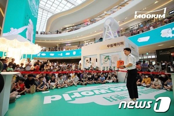 본문 이미지 - 지난 6월 10일, 스타필드 고양점에 마련된 무림페이퍼의 &#39;페이퍼 어드벤처 2023-무해월드&#39;에서 펼쳐진 종이비행기 국가대표 ‘위플레이’의 공연 모습, 사진제공=무림페이퍼