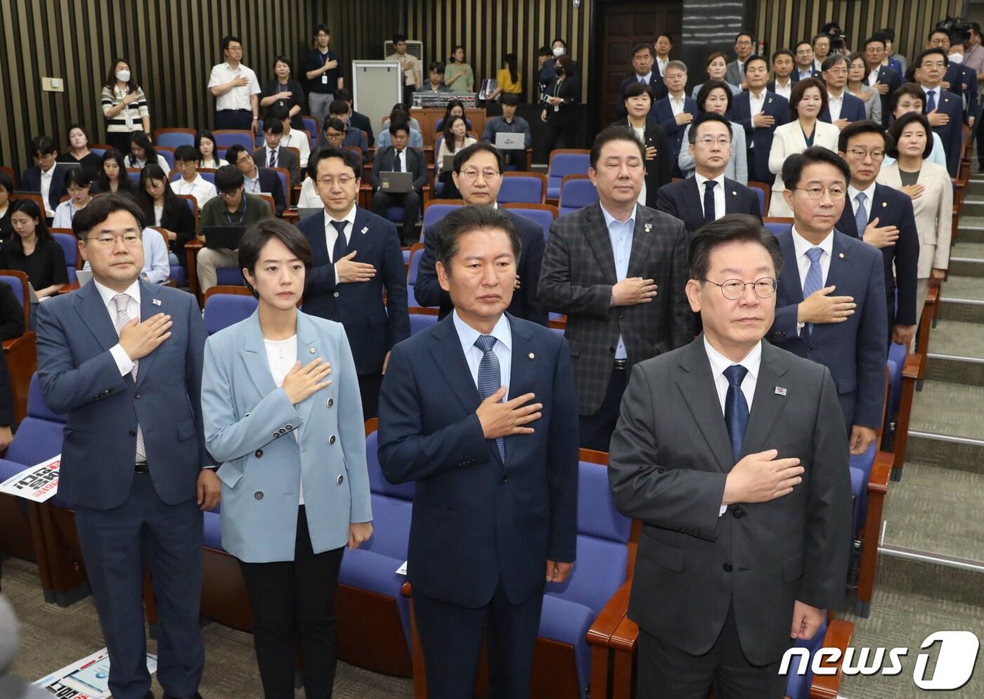본문 이미지 - 이재명 더불어민주당 대표 등이 21일 오전 서울 여의도 국회에서 열린 정책의원총회에서 국기에 경례를 하고 있다. 2023.6.21/뉴스1 ⓒ News1 송원영 기자