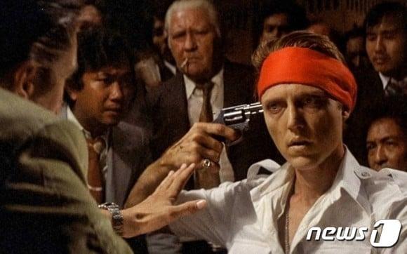 본문 이미지 -  1978년 마이클 치미노 감독이 만든 할리우드 명작 '디어 헌터'중 크리스토퍼 웰켄이 열연한 '러시안 룰렛' 장면. 이 연기로 웰켄은 아카데미 남우 조연상을 받았다. (디어 헌터 갈무리) ⓒ 뉴스1