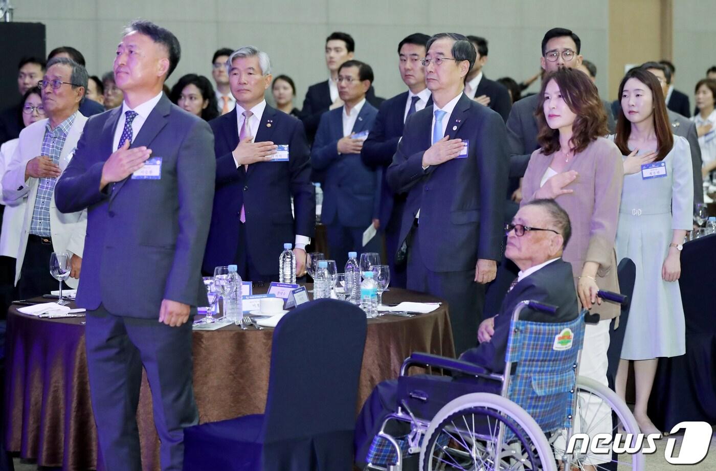 본문 이미지 - 한덕수 국무총리가 지난해 6월 세종시 정부세종컨벤션센터에서 열린 제20회 병역명문가 시상식에서 참석자들과 함께 국민의례 하고 있다. 2023.6.21/뉴스1 ⓒ News1 장수영 기자